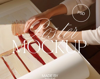 Op de afbeelding: Een poster mockup met de woorden "Poster Mockup" in elegant schrift. Het kunstwerk toont gedurfde rode en beige penseelstreken. De afbeelding bevat een opgerold wit papier en de tekst "MADE BY BRIEF".
