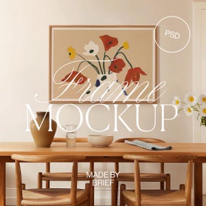 以下が含まれることがあります： 赤い、白、黄色の花が花瓶に入った、額入りの花の芸術プリント。木製のダイニングテーブルと椅子の上にプリントが飾られています。「Frame Mockup」の文字が画像に重ねられています。花瓶、ボウル、グラスがテーブルにあります。