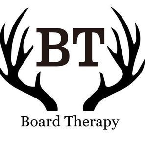 Może przedstawiać: Czarna sylwetka jelenich rog&oacute;w z literami "BT" w środku i tekstem "Board Therapy" poniżej.