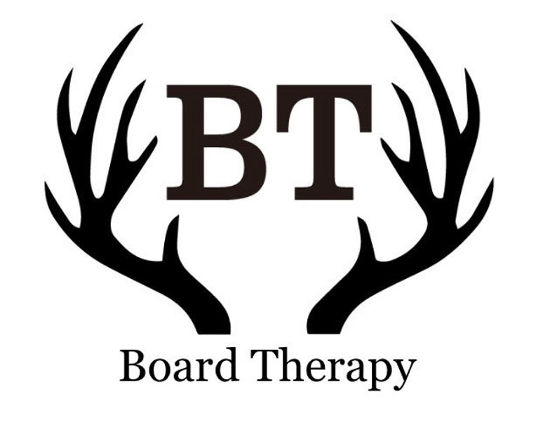 Może przedstawiać: Czarna sylwetka jelenich rog&oacute;w z literami "BT" w środku i tekstem "Board Therapy" poniżej.