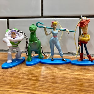 Décorations de Noël Toy Story de Pixar, porte-clés et clip pour sac à dos | 2 pouces de hauteur | Figurines Pixar | 1995 Histoire de jouets