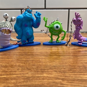 Pixars Monsters Inc. julgransprydnader, nyckelringar och ryggsäcksklämma | 5 cm hög | Pixar-figurer | 2001 Monsters Inc.
