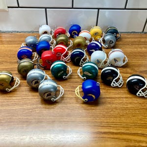 Adorno navideño, llavero y clip para mochila con casco de fútbol americano de la NFL vintage / Cascos de fútbol americano de la AFC / Cascos de fútbol americano de la NFC / Navidad de la NFL