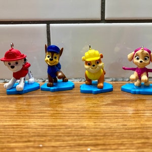 Adornos navideños, llaveros y clip para mochila de Paw Patrol / 2 pulgadas de alto / Mighty Pups / Paw Patrol es un rollo