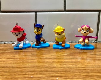 Adornos navideños, llaveros y clip para mochila de Paw Patrol / 2 pulgadas de alto / Mighty Pups / Paw Patrol es un rollo