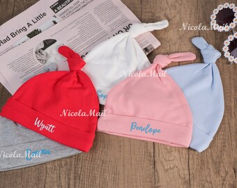 Bonnet pour bébé personnalisé à monogramme brodé en blanc avec noeud ou bonnet ; Bonnet prénom nouveau-né ; Bonnet d'hôpital pour nouveau-né ; Cadeau idéal pour une baby shower