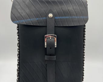 Crossbody Tasche aus Reifengummi und Dosenclips - Handmade in Mexico - Upcycling Mode