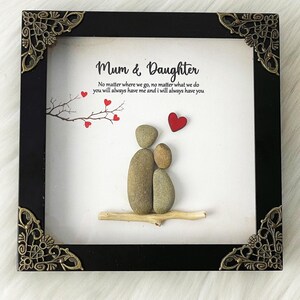 Marco de arte de guijarros personalizado: regalo para madre e hija para mamá, abuela, regalo navideño para mamá, regalo único con marco familiar, guijarros para mamá y niña. imagen 5