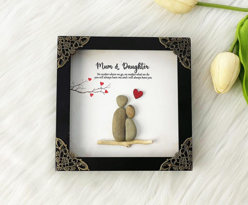 Marco de arte de guijarros personalizado: regalo para madre e hija para mamá, abuela, regalo navideño para mamá, regalo único con marco familiar, guijarros para mamá y niña. imagen 5