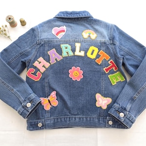 Jaqueta jeans infantil personalizável com nome em chenille, casaco jeans com patch personalizado, presente de aniversário para crianças.