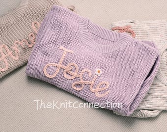 赤ちゃんの名前をカスタムしたセーター: 幼児向けの刺繍入りニット スウェットシャツ - ユニークなパーソナライズされたギフト