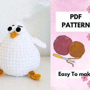Puede incluir: Juguete amigurumi de pollito blanco tejido a crochet con ojos negros y pico amarillo. La imagen incluye una bola de hilo rosa y naranja, un gancho de crochet y el texto "PDF PATTERN Easy To Make."