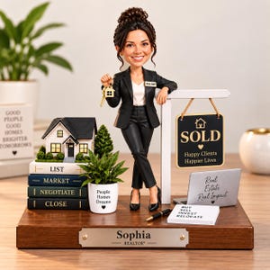 Pode incluir: Uma figura bobblehead personalizada de uma corretora de imóveis chamada Sophia, vestindo um terno preto e segurando chaves. O conjunto inclui uma casa em miniatura, uma placa SOLD, um laptop com texto, livros e uma placa de identificação.
