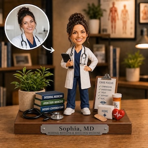 Puede incluir: Una figura cabezona personalizada de una doctora con bata blanca sobre uniforme azul marino y estetoscopio. La base incluye una placa con el nombre Sophia, MD, Internal Medicine & Addiction Medicine, junto a varios accesorios médicos.