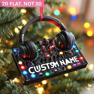 2D PŁASKA ozdoba świąteczna DJ ze słuchawkami | Konsola miksująca RGB z niestandardową nazwą | Prezent dla miłośników muzyki lub DJ-ów