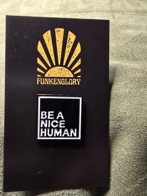 Lawrence Weiner エナメルピン 素敵な人間になるエナメルピン - Etsy 日本