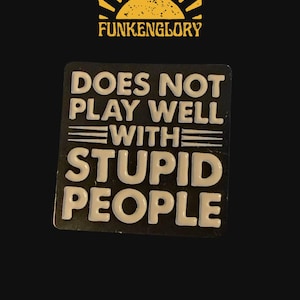 Spielt nicht gut mit Stupid People Emaille Pin