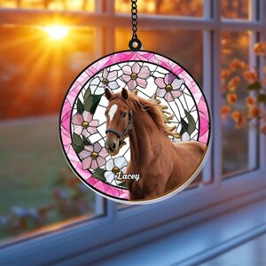 Kundenspezifischer Pferd Glasmalerei Suncatcher, Haustier-Sonnen-hängender Catcher-Dekor, Gedenkglasmalerei, personalisierte Pferdeliebhabergeschenk, Pferdeliebhabergeschenk