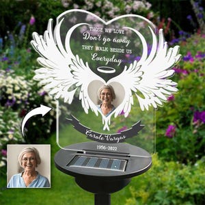 Benutzerdefinierte Engelsflügel Diejenigen, die wir lieben, gehen nicht weg Solarlicht, personalisiertes Garten-Solarlicht, Erinnerung, Gedenkgeschenke, in liebevoller Erinnerung