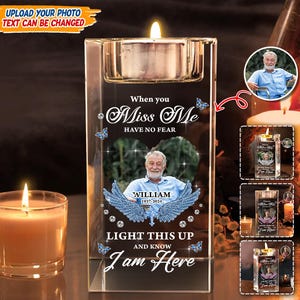Puede incluir: Un portavelas conmemorativo de cristal transparente con una vela de té encendida. La parte delantera presenta una foto, el texto "When you Miss Me, Have No Fear, Light This Up And Know I am Here" y el nombre "William 1937-2024".