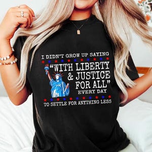 Komfortfarben Freiheit und Gerechtigkeit für alle Shirt, Gleichheit des 4. Juli, Gleichheit am 4. Juli, Vaterländisch, Freiheitsstatue, Resist DEI Shirt