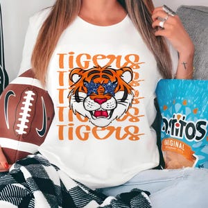 Maglietta retrò con spirito scolastico, maglietta personalizzata con mascotte della squadra, squadra preferita, mamma di calciatore, maglietta con mascotte del tifo, maglietta per il giorno della partita, maglietta per il ritorno a casa