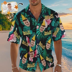Könnte beinhalten: Kurzärmeliges Hemd mit tropischem Blumen- und Blättermuster in Grün-, Rosa- und Weißtönen. Das Hemd zeigt mehrere Bilder einer Person mit Partyhut, mit dem Text "Ben's 30 BIRTHDAY" wiederholt.