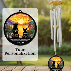 Pode incluir: Um carrilhão de vento personalizado com um design circular apresentando um pôr do sol, duas silhuetas de cães e os nomes "Cooper" e "Oscar". O texto diz: "Ouça o vento e pense em mim. No seu coração. Eu sempre estarei." O carrilhão tem tubos prateados e um topo de madeira.