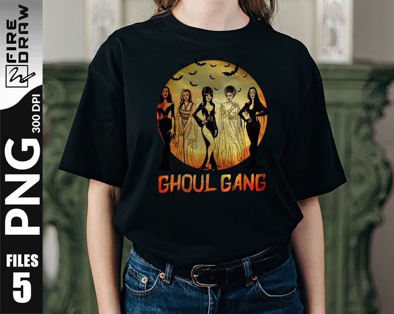 Może przedstawiać: Czarny T-shirt z grafiką przedstawiającą pięć kobiet przed pełnią księżyca z latającymi wok&oacute;ł nietoperzami. Pod księżycem nadrukowany jest napis "Ghoul Gang".