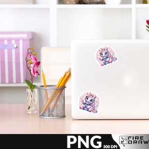 Op de afbeelding: Twee stickers met een cartoon-eenhoorn en Stitch uit Lilo & Stitch. De eenhoorn is roze en wit met een gouden hoorn en blauwe ogen. Stitch is blauw met grote ogen en een roze neus. Beide stickers zitten op een witte laptop.