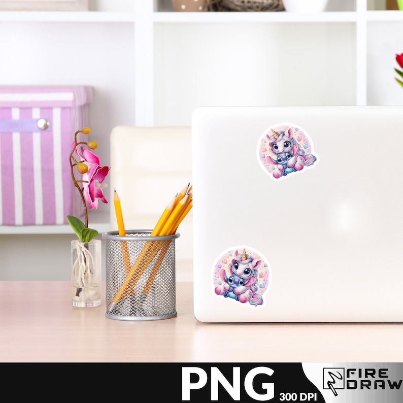 Op de afbeelding: Twee stickers met een cartoon-eenhoorn en Stitch uit Lilo & Stitch. De eenhoorn is roze en wit met een gouden hoorn en blauwe ogen. Stitch is blauw met grote ogen en een roze neus. Beide stickers zitten op een witte laptop.