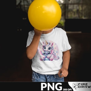 Op de afbeelding: Een wit T-shirt met een roze eenhoorn en een blauw Stitch-personage dat hartjes vasthoudt. De eenhoorn heeft een roze manen en staart. Het Stitch-personage draagt een roze strik.