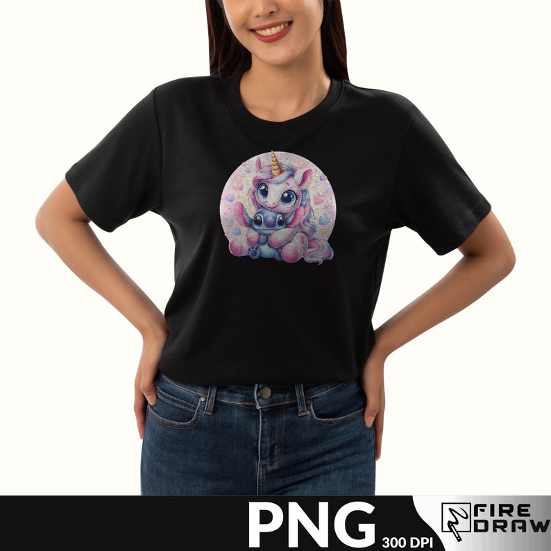 Op de afbeelding: Een zwart T-shirt met een roze en blauw unicorn en Stitch ontwerp. De unicorn heeft een gouden hoorn en blauwe ogen. Het ontwerp is omringd door roze harten en glitters.