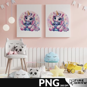 Op de afbeelding: Twee ingelijste prints van een roze eenhoorn met een blauw Stitch-personage. De eenhoorn heeft een roze manen en staart en houdt Stitch in zijn armen. De prints hangen aan een roze muur met witte lijst.
