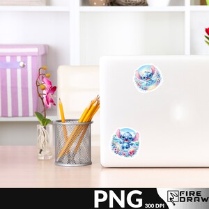 Puede incluir: Dos pegatinas redondas de Stitch, un personaje azul, en un port&aacute;til blanco. Las pegatinas muestran a Stitch en un entorno floral azul y blanco. El port&aacute;til est&aacute; sobre un escritorio de madera con un porta l&aacute;pices y un jarr&oacute;n de flores rosas.