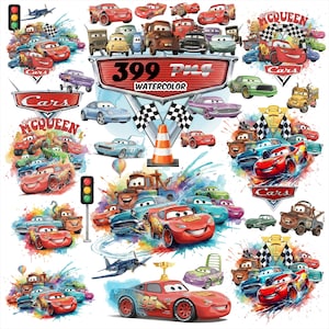 Puede incluir: Un diseño de acuarela con varios personajes de la película animada "Cars". La imagen incluye a Rayo McQueen, Mate y otros vehículos, junto con banderas de carreras, un cono de tráfico y el texto "399 PNG WATERCOLOR."