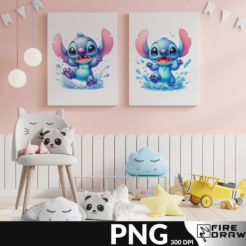 Puede incluir: Dos impresiones enmarcadas de un personaje de dibujos animados azul con orejas grandes y una sonrisa traviesa, de pie en un charco de agua. Las impresiones est&aacute;n colgadas en una pared rosa en un entorno de guarder&iacute;a con una valla blanca de piquetes, una silla y varios juguetes.