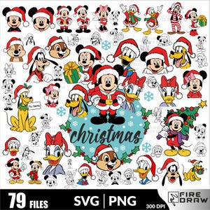 Puede incluir: Una colección de gráficos de personajes de Disney con temática navideña, que incluye a Mickey Mouse, Minnie Mouse, el Pato Donald y Pluto, todos con gorros de Papá Noel y atuendos festivos. La palabra "christmas" está en el centro, rodeada de acebo y copos de nieve. La imagen incluye el texto "79 FILES SVG | PNG 300 DPI".