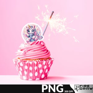 Op de afbeelding: Een roze cupcake met witte stippen, bedekt met roze en witte frosting en een sticker met een eenhoorn en Stitch. Een zilveren vonk steekt uit de bovenkant van de cupcake.