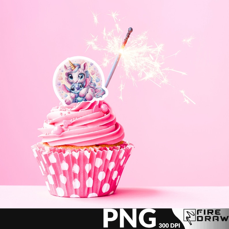 Op de afbeelding: Een roze cupcake met witte stippen, bedekt met roze en witte frosting en een sticker met een eenhoorn en Stitch. Een zilveren vonk steekt uit de bovenkant van de cupcake.