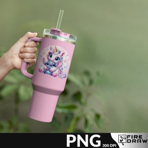 Op de afbeelding: Een roze roestvrijstalen beker met een handvat en een rietje. De beker heeft een kleurrijke illustratie van een eenhoorn en een blauw personage met harten en sterren.
