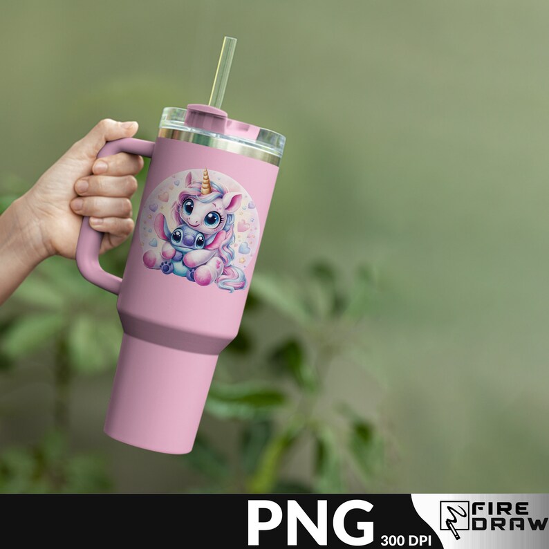 Op de afbeelding: Een roze roestvrijstalen beker met een handvat en een rietje. De beker heeft een kleurrijke illustratie van een eenhoorn en een blauw personage met harten en sterren.