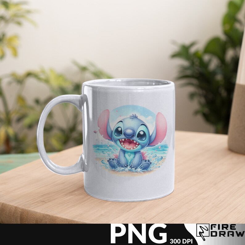 Puede incluir: Una taza de cer&aacute;mica blanca con un personaje de dibujos animados azul y rosa de Stitch de Lilo & Stitch. Stitch sonr&iacute;e y tiene un cuerpo azul, orejas rosas y ojos azules. El fondo es un cielo azul claro con nubes blancas y un oc&eacute;ano azul.