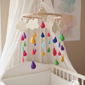 Móvil de nube de lluvia hecho a mano para bebé / Decoración de fieltro para guardería con coloridas gotas de lluvia para la habitación del bebé
