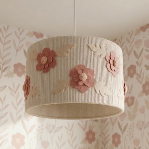 Handgefertigte Blumen Lampenschirm, Boho Kinderzimmer Deckenleuchte, Filzblumen, Neutral Baby Room Decor