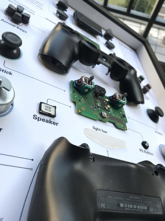 PlayStation - デッドスペース PS4 Controller Disassembly Wall Art, Framed Gamer Decor