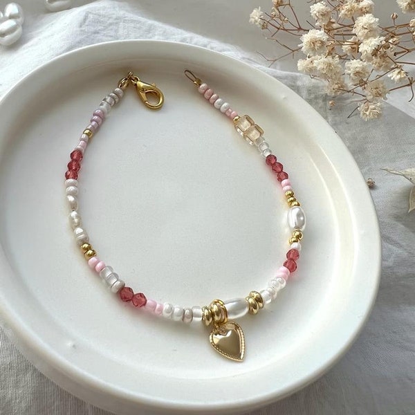 Rosa Perlenarmband mit Herzanhänger, minimalistisches Armband, Filigraner Schmuck, Damenarmband, Armband aus Süßwasserperlen, Armband Gold