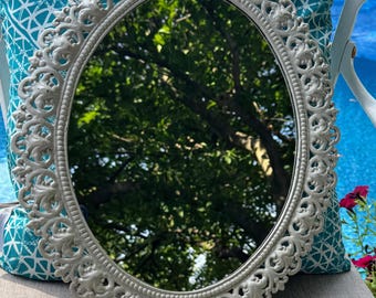 Vintage Robert Emig Wandspiegel aus Gusseisen mit aufwendiger Ornamentik | Ovaler Spiegel im Shabby-Chic-Stil (45,7 x 33 cm) mit filigranem Muster | Hollywood Regency Dekor