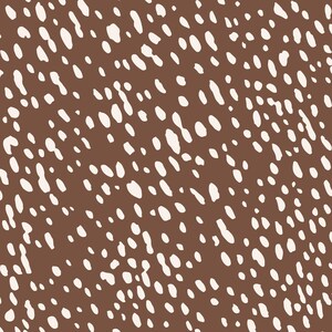 Op de afbeelding: Een naadloos patroon met een bruine achtergrond en verspreide, onregelmatige witte vormen. Het ontwerp lijkt op een gespikkelde of gevlekte textuur, waardoor een natuurlijke en organische uitstraling ontstaat. Dit patroon is geschikt voor diverse toepassingen, zoals stof, behang of digitale ontwerpen.