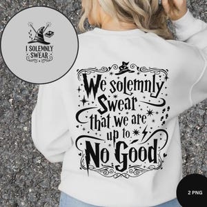 Può includere: Felpa bianca con la scritta nera "We solemnly swear that we are up to no good". Il design include stelle, un cappello da mago e fulmini. Un cerchio dice "I solemnly swear".